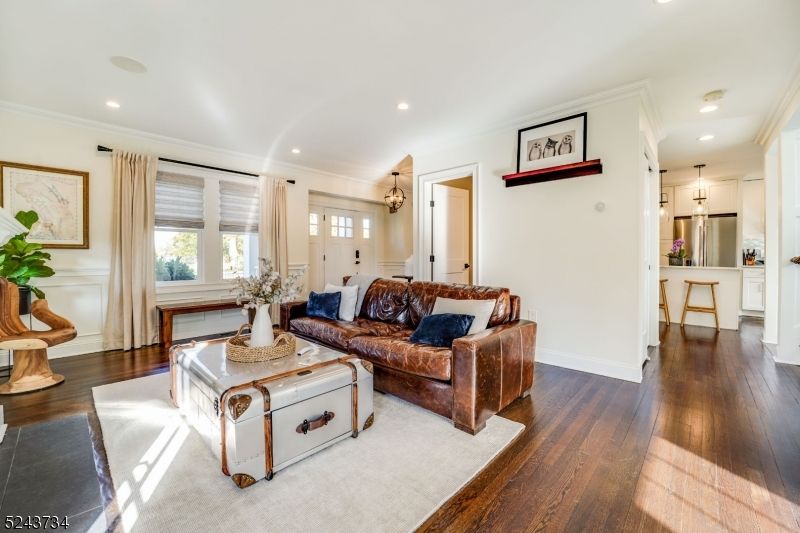 Chandelier, Interior, Living room, Pendant Lights, Recessed Lighting, Wood Texture Flooring