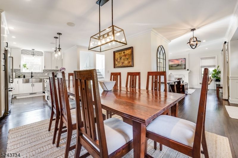Chandelier, Dining room, Interior, Kitchen, Pendant Lights, Recessed Lighting, Wood Texture Flooring