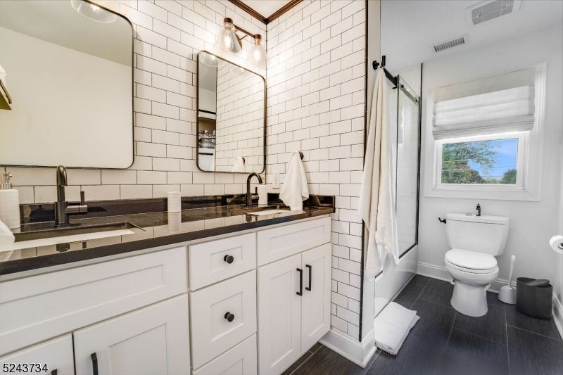 Bathroom, Dual Sink Vanities, Interior