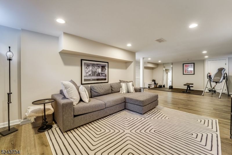 Fitness Equipment, Interior, Living room, Recessed Lighting, Wood Texture Flooring