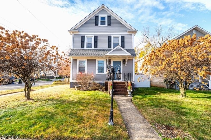 Exterior, Facade, Queen Anne Victorian