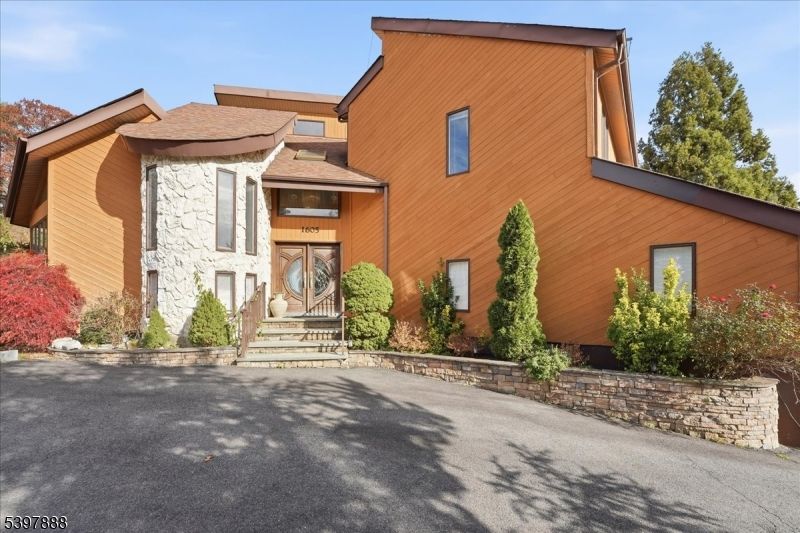 Exterior, Facade, Modern