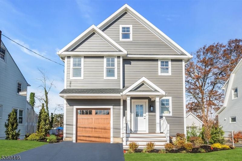 Attached, Exterior, Facade, Queen Anne Victorian