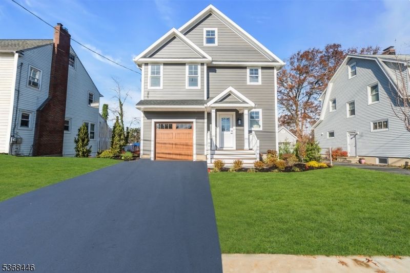 Attached, Exterior, Facade, Queen Anne Victorian