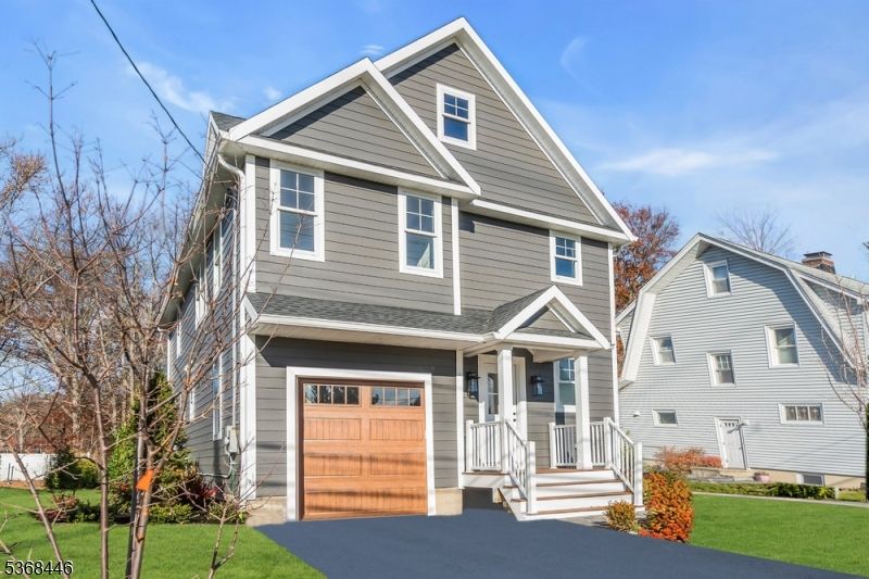 Attached, Exterior, Facade, Queen Anne Victorian