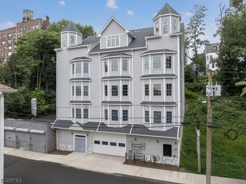 Attached, Exterior, Facade, Queen Anne Victorian