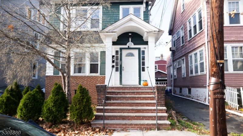 Exterior, Facade, Brick Facade, Rowhouse