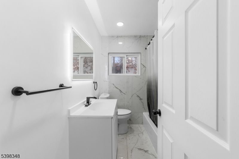 Bathroom, Interior, Marble, Marble Walls, Recessed Lighting