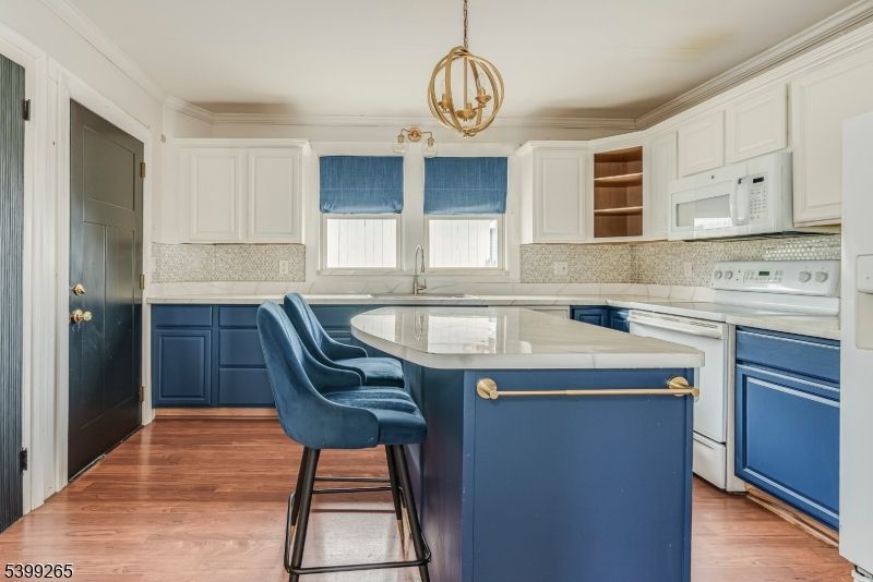 Interior, Kitchen, Pendant Lights, Wood Texture Flooring