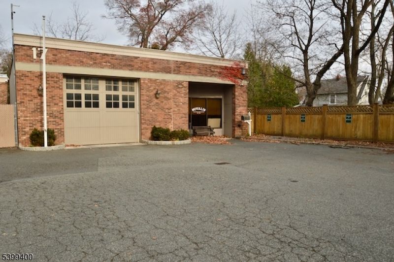 Attached, Exterior, Facade, Brick Facade, Ranch