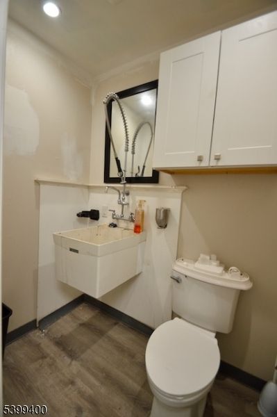 Bathroom, Interior, Recessed Lighting, Wood Texture Flooring