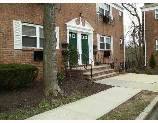 Exterior, Facade, Brick Facade, Rowhouse