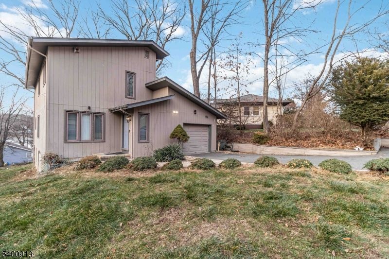 Attached, Exterior, Facade, None