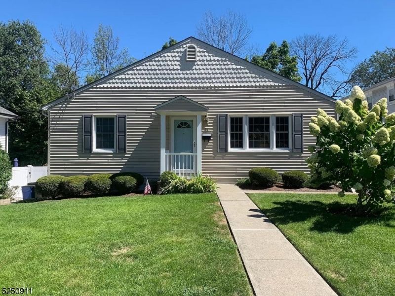 Exterior, Facade, Cape Cod