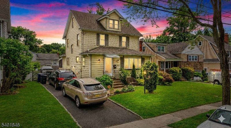 Exterior, Facade, Queen Anne Victorian