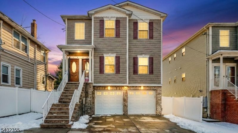 Attached, Exterior, Facade, Rowhouse