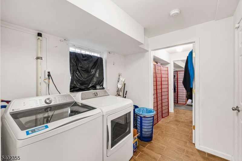 Interior, Washer, Wood Texture Flooring