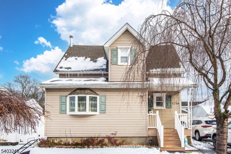 Exterior, Facade, Queen Anne Victorian