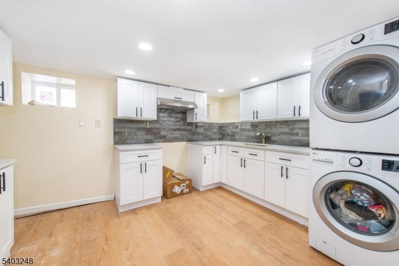 Interior, Recessed Lighting, Washer, Wood Texture Flooring