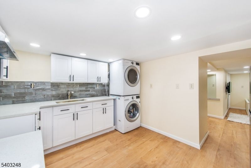 Interior, Recessed Lighting, Washer, Wood Texture Flooring