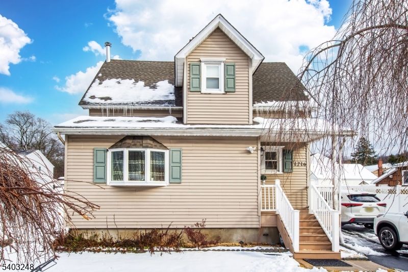 Exterior, Facade, Cape Cod