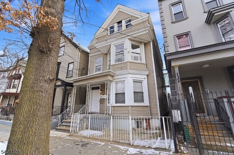 Exterior, Facade, Rowhouse