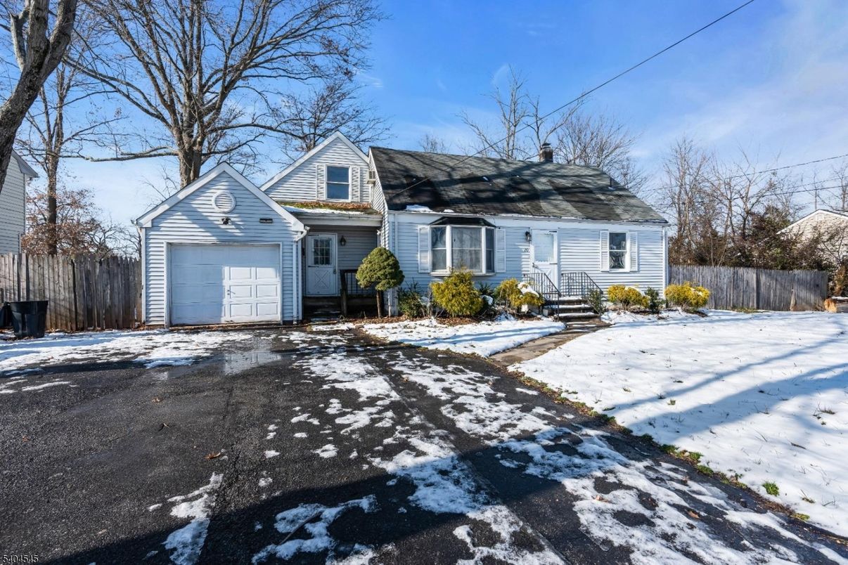 Attached, Exterior, Facade, Cape Cod