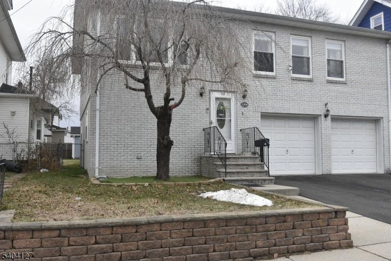 Attached, Exterior, Facade, Brick Facade, Georgian