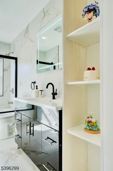 Bathroom, Interior, Marble, Marble Walls, Recessed Lighting