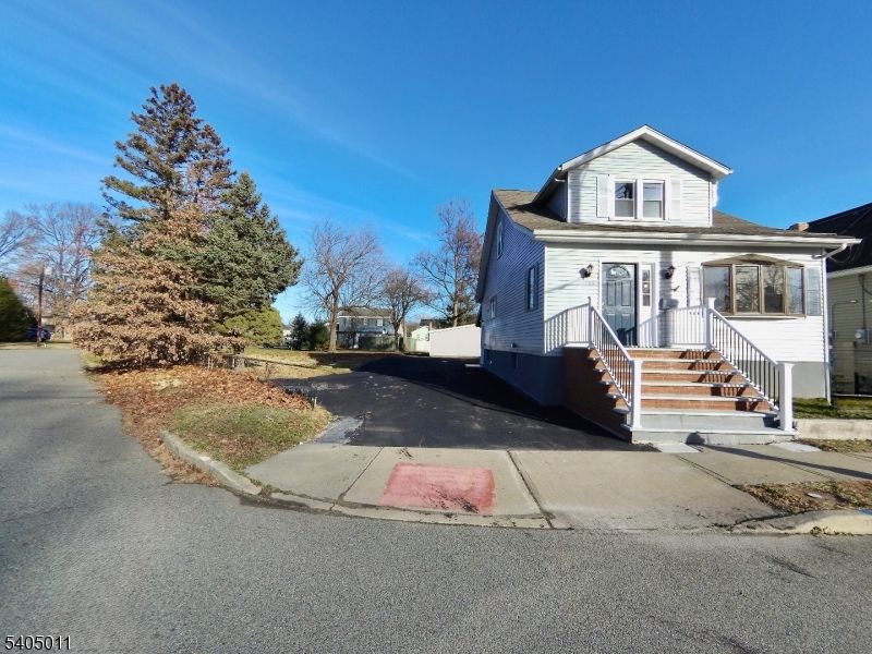 Exterior, Facade, Queen Anne Victorian