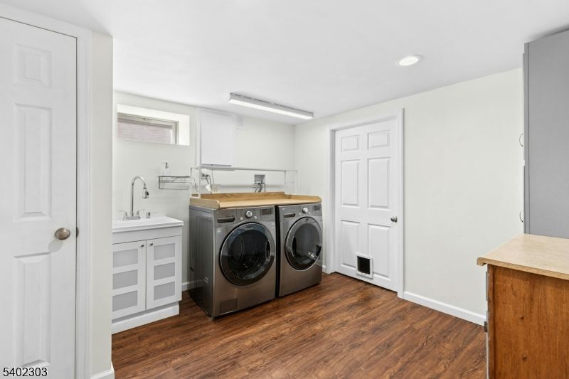 Interior, Recessed Lighting, Washer, Wood Texture Flooring