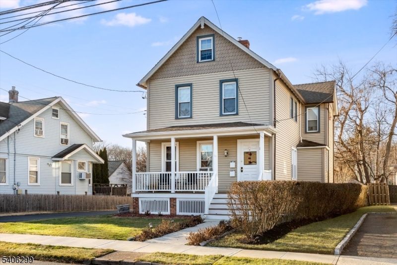 Exterior, Facade, Queen Anne Victorian