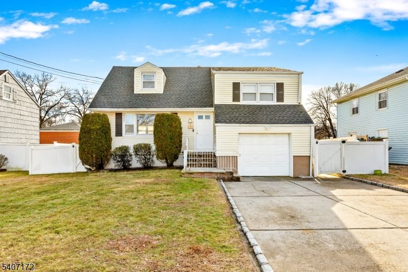 Attached, Exterior, Facade, Cape Cod