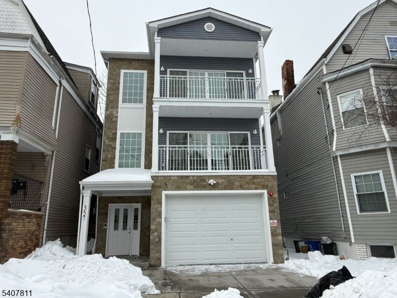 Attached, Exterior, Facade, Rowhouse