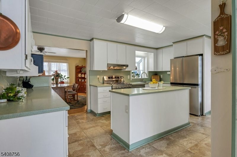 Dining room, Interior, Kitchen, Stainless Steel Appliances
