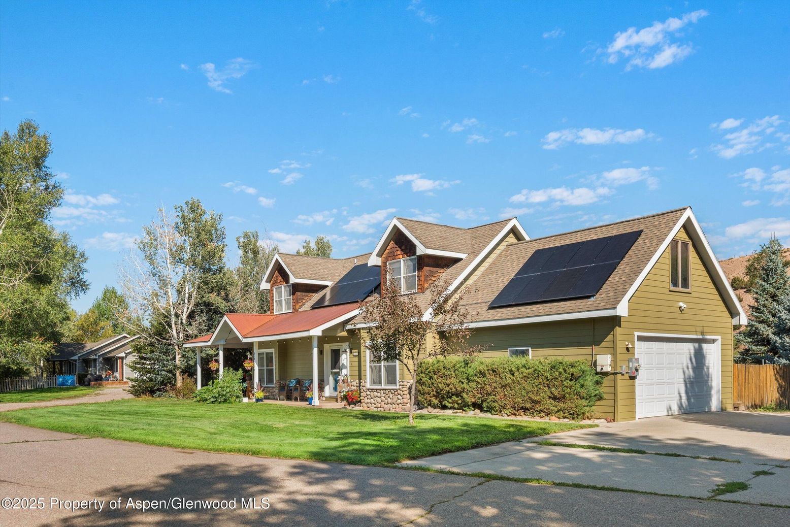 Attached, Exterior, Facade, Solar Panels, Ranch