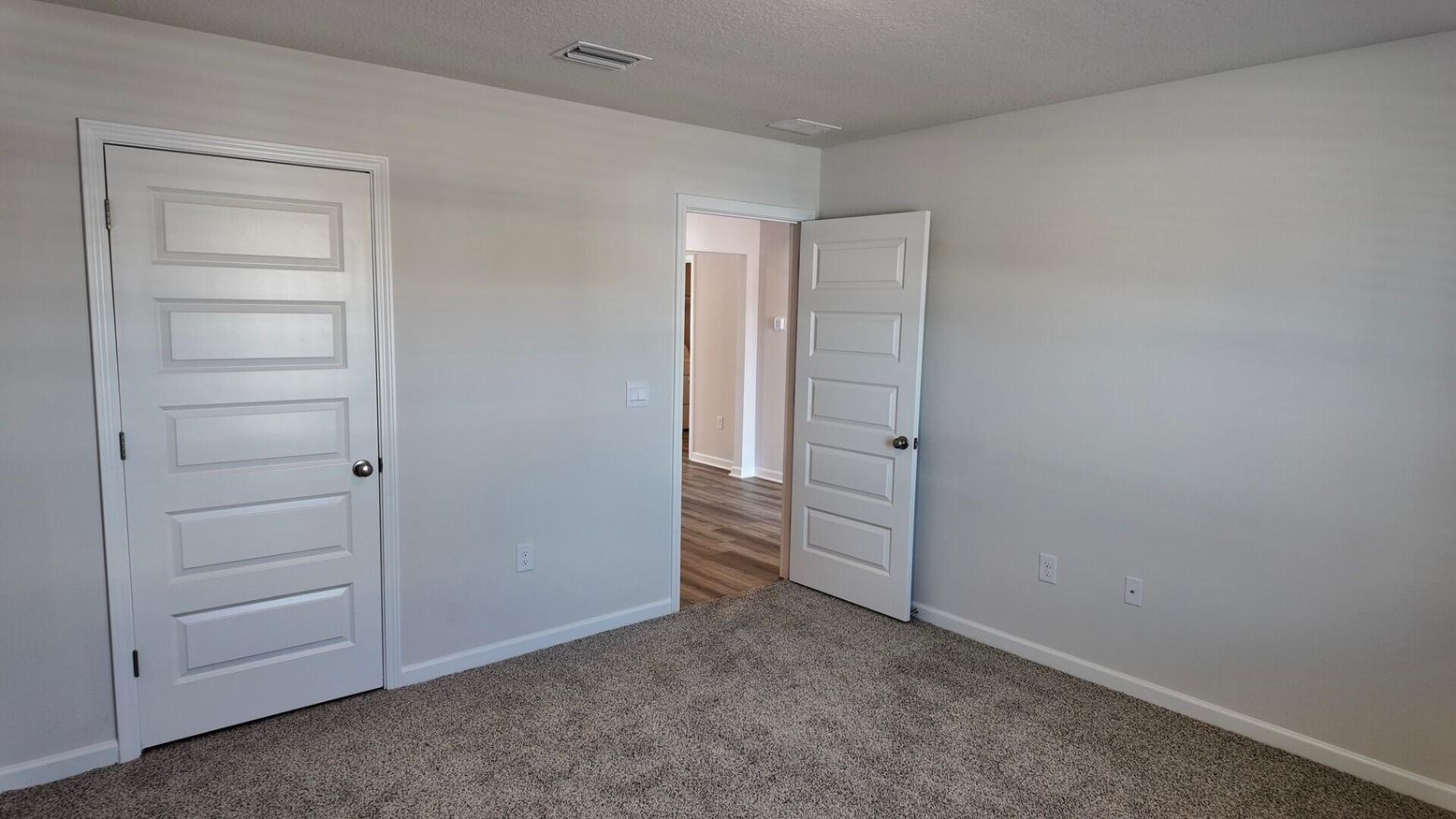 Empty room, Interior