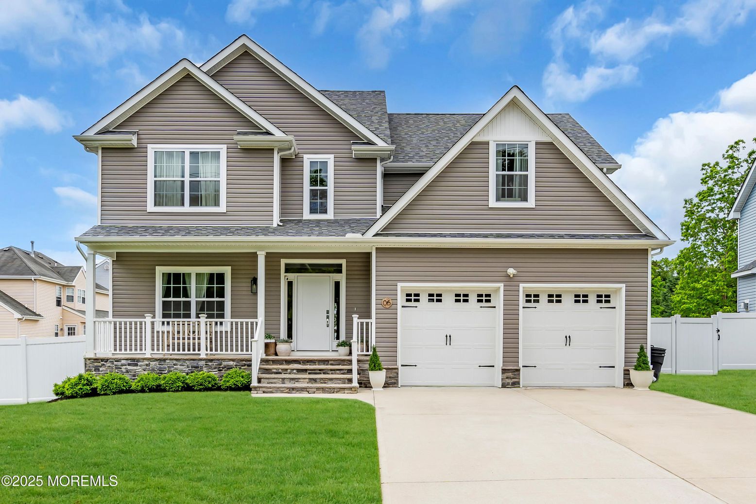 Attached, Exterior, Facade, American Craftsman