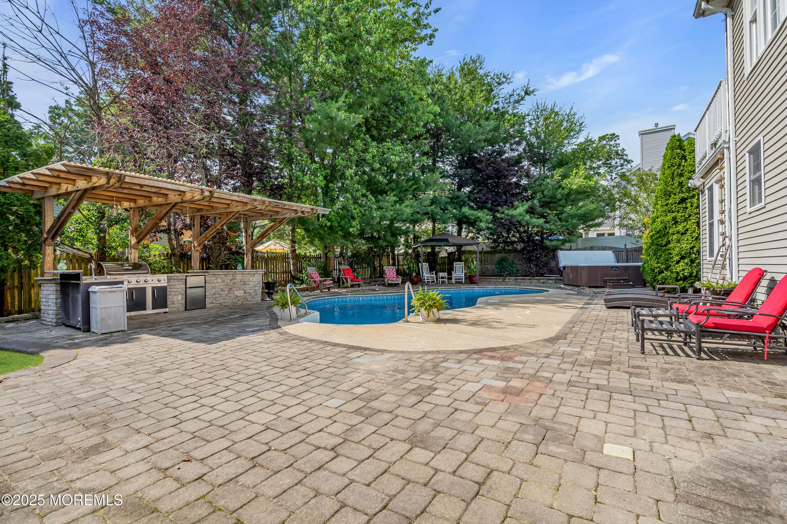 Exterior, Outdoor Kitchen, Pool