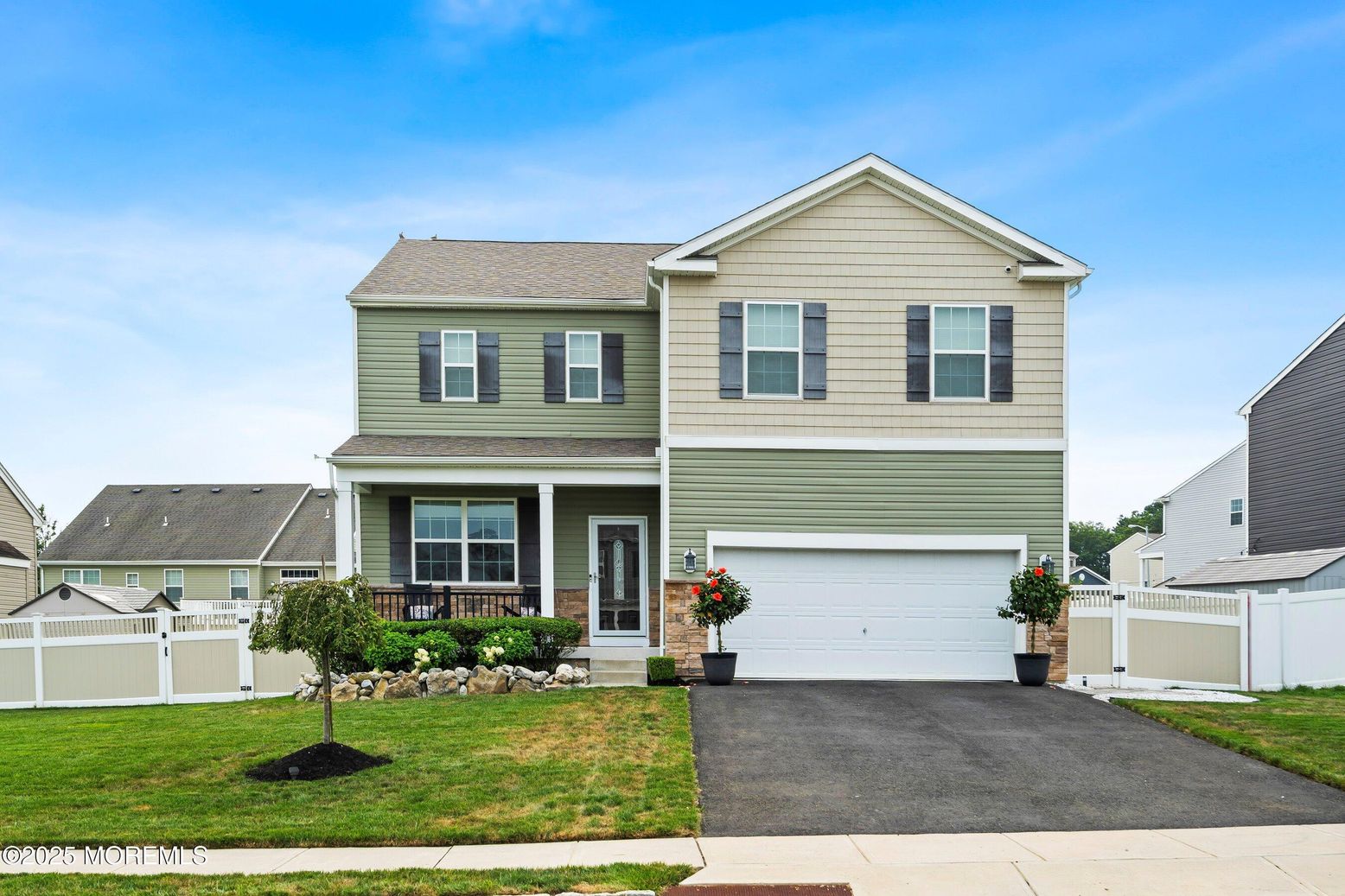 Attached, Exterior, Facade, American Craftsman