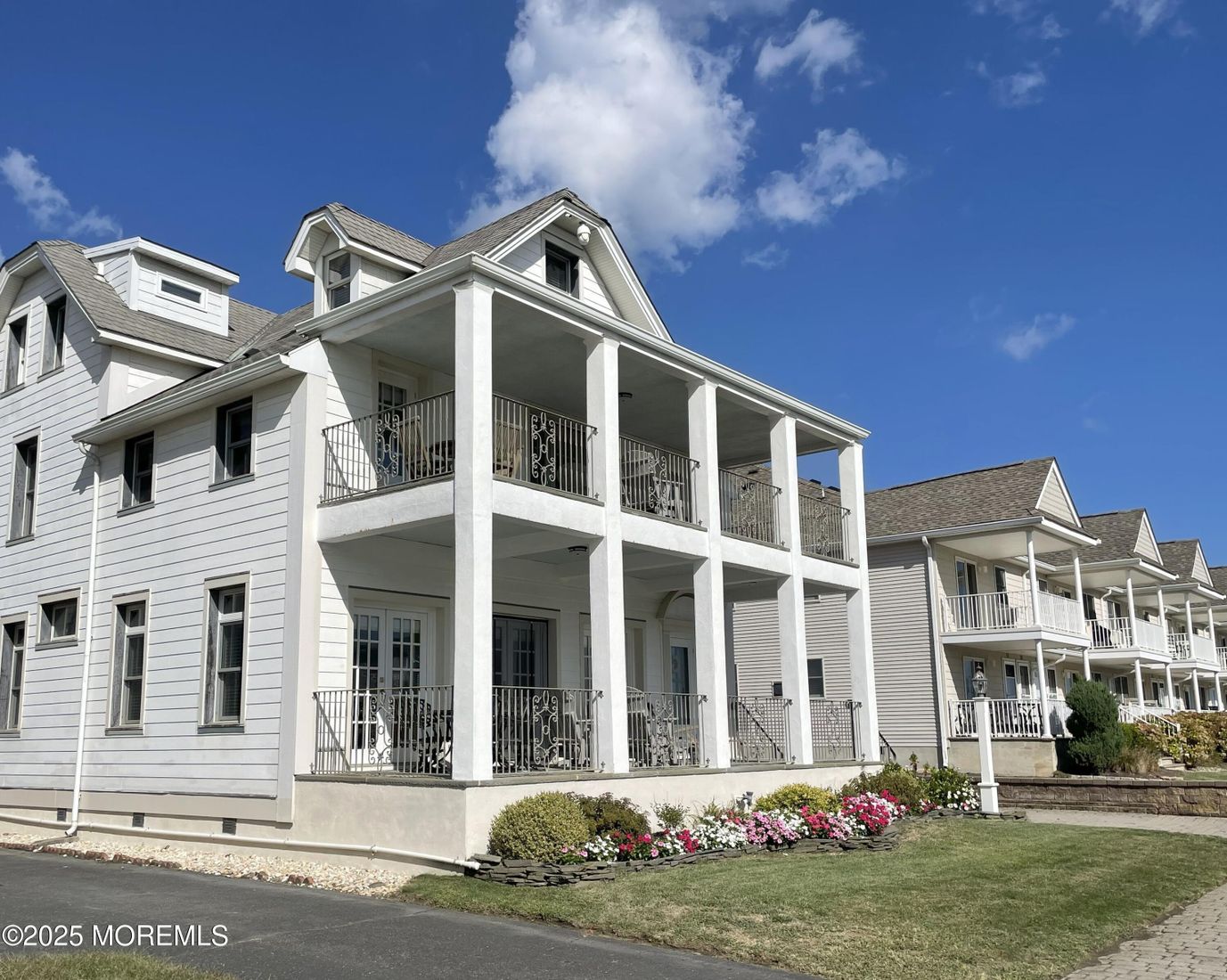 Exterior, Facade, Rowhouse