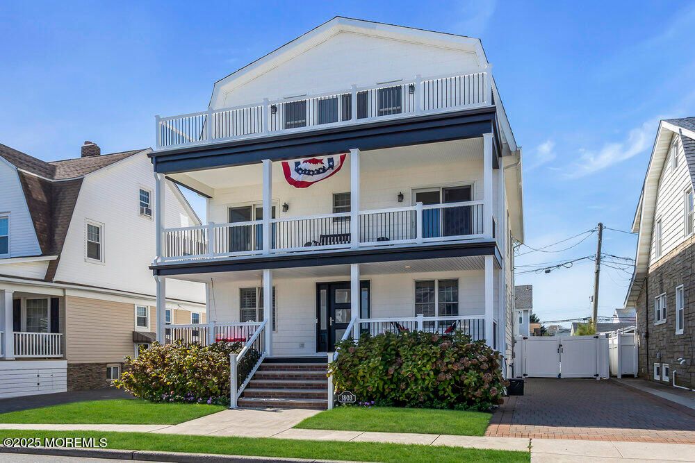 Exterior, Facade, Queen Anne Victorian