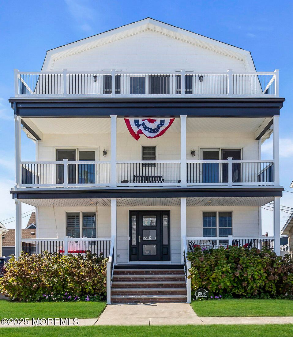 Exterior, Facade, Queen Anne Victorian