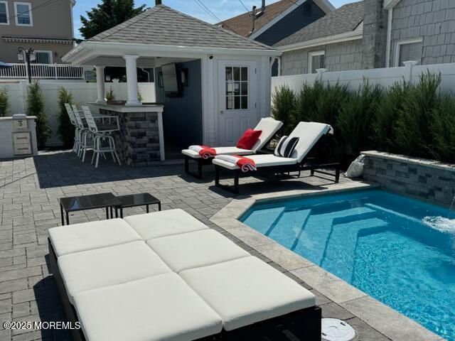 Exterior, Outdoor Kitchen, Pool