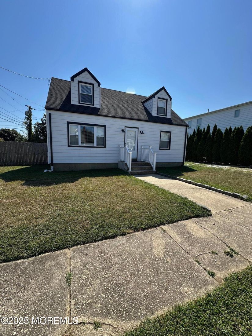 Exterior, Facade, Cape Cod