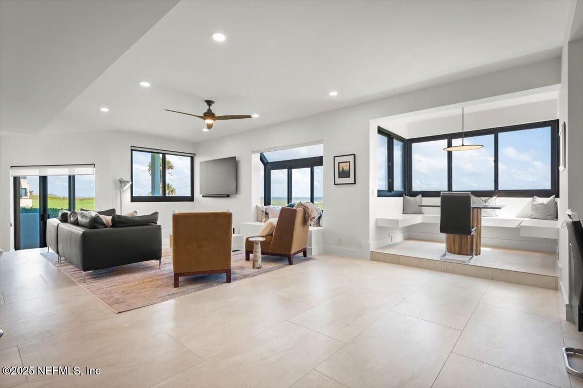 Dining room, Interior, Living room, Pendant Lights, Recessed Lighting, Water