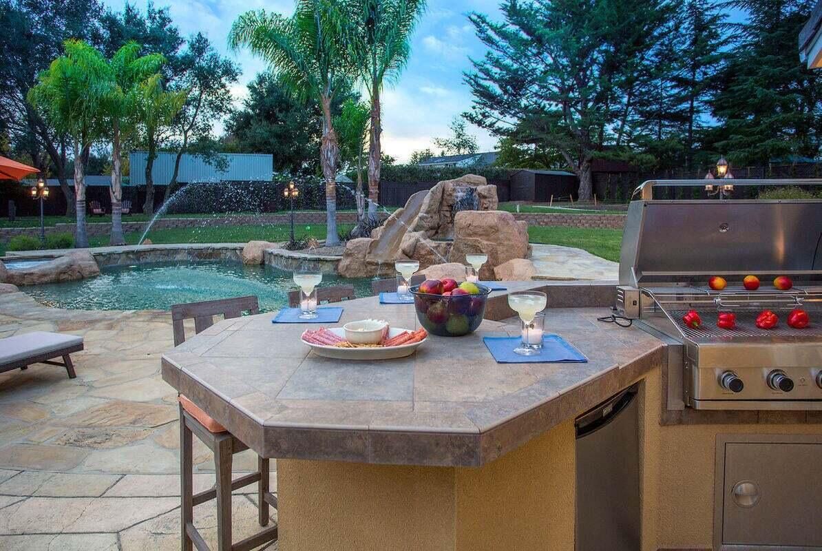 Exterior, Outdoor Kitchen, Pool