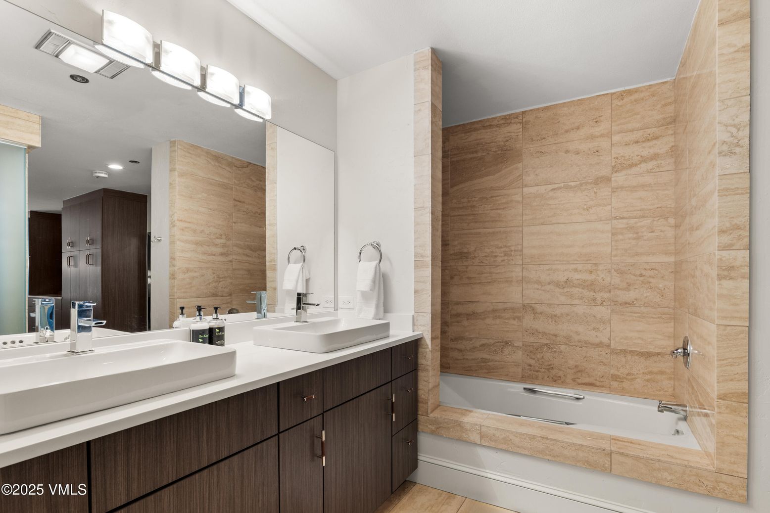 Bathroom, Dual Sink Vanities, Interior, Recessed Lighting
