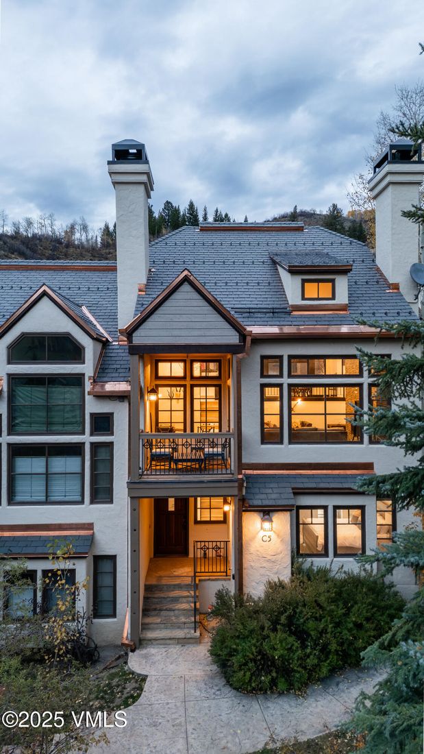 Exterior, Facade, Modern