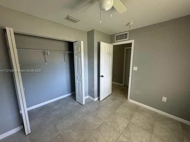 Empty room, Interior